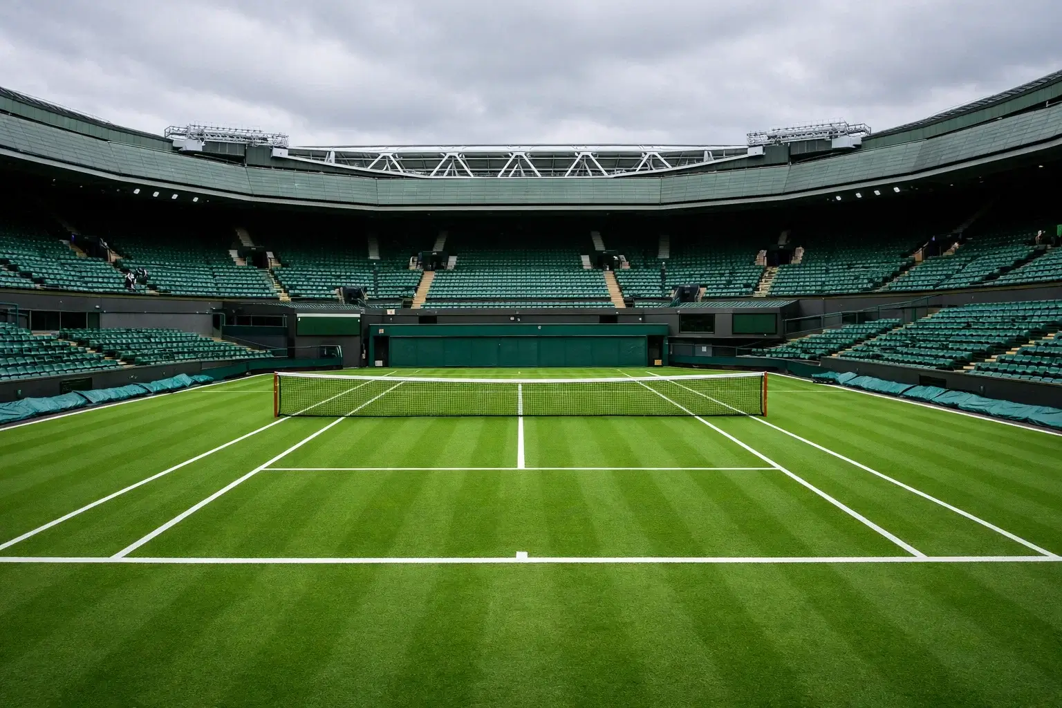Pista de hierba inmaculada de Wimbledon lista para un partido